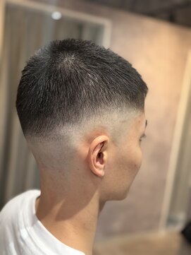 メグロバーバーショップロッポンギ 目黒六(MEGURO BARBER SHOP 6PPONGI) 20ミリ坊主フェード