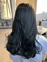 触ったことのない髪に。