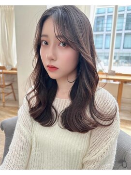 バイオレット ナゴヤ(Violet Nagoya) ブリーチなし外ハネロングレイヤーカット小顔シースルーバング