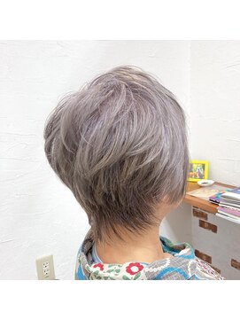 美容室 カノン(Kanon) グレイヘアのアシンメトリーなショートスタイル