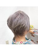 グレイヘアのアシンメトリーなショートスタイル