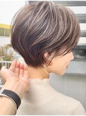 グレージュカラー流し前髪くびれショート