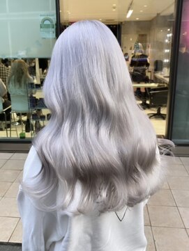 リル ラウム 原宿(LiL Raum) ホワイトシルバーカラー/原宿/ダブルカラー/レイヤーカット