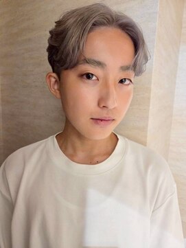ソレイユトウキョウシブヤ(SOLEIL TOKYO shibuya) メンズショートセンターパートブリーチシルバーベージュ