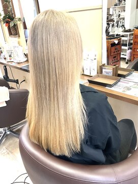 コアフィールフィス(COIFFURE fils) 【見附　今町】ホワイトグレーブロンド