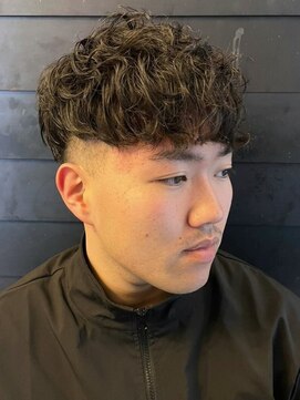 ディスイズバーバーセカンド(THIS IS BARBER 2nd) 波巻きパーマ フェードカット ミニマッシュ 黒髪