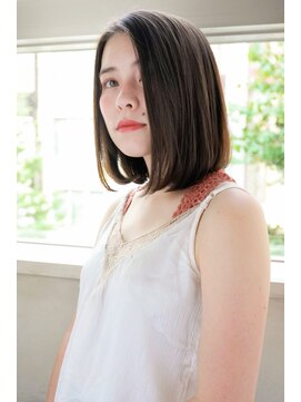 ルティア(Lutia) アッシュカラー センターパート 小顔ヘア