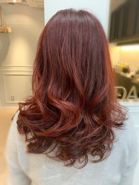 ダマーニ 表参道(DAMANI) ガーネットレッド。肌がきれいに見えるデザインカラー