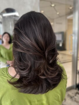 エッセンザ 梅田(ESSENZA) ミディアムレイヤー 海外ヘア