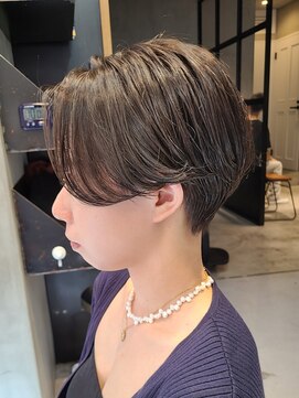 エリマ 横浜西口(elima) ハンサムショート/簡単スタイリング/センターパート/グレージュ