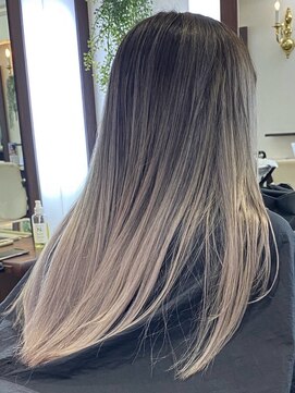 ゼウス(Zeus.) 海外ヘアーハッシュカットレイヤーカット