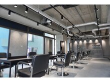 スタッド 松戸(stud. Men‘s)の雰囲気（グレーを基調にした落ち着いた店内。(メンズ/フェード））
