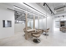 アース 菊名店(HAIR&MAKE EARTH)の雰囲気（施術スペースも間隔があります【白髪染め/白髪ぼかし/髪質改善】）