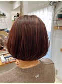 ピンクレッドカラーで色味強めの艶々ボブ／顔まわりレイヤー