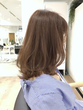 オウル(Owll) 【Owll】ふんわり外ハネミディアム レイヤーベージュ