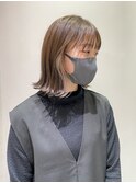 ベージュイヤリングカラー