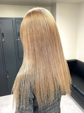 ラフ 新宿(Laff) 新宿 イルミナカラー ケアブリーチ ミルクティー