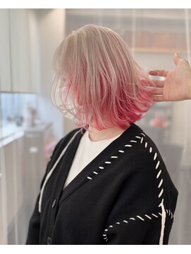 ナナ(NANA) ホワイト/レッド/アンブレラカラー/ブリーチ/ウルフカット