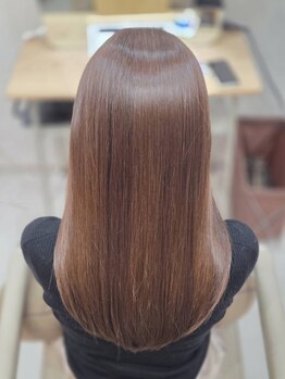 ヘアケアマイスター＆毛髪診断士のダブルライセンスで、一人一人に合わせたヘアケア重視の縮毛矯正をご案内