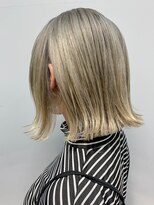 テトヘアー(teto hair) プラチナベージュ、プラチナブロンド、切りっぱなしボブ