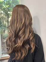 アンダーザサンスイート(Under The Sun SUITE)&nbsp;ミルクティーベージュ　巻き髪スタイル