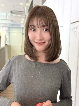 アトロ(Atoro) ミディアムレイヤーカット/ブリーチなしのヘーゼルベージュ