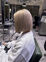 ウム(UMM)&nbsp;ハイトーンボブ / ホワイトベージュ / 切りっぱなしボブ