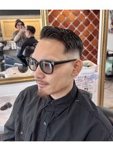 スキンフェードと濡れパンの綺麗な毛流れでバシッとキマる。メンテナンスカットも可能。