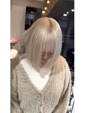 ホワイトベージュ/ボブ/ハイトーンカラー/ケアブリーチ/池袋