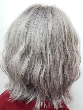 アットウィルヘアー(at will hair) ホワイトカラー/成田/シルバー/アッシュグレー/ふわミディ