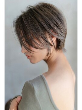 メゾンバイハバナ(maison by HAVANA) 大人かわいいフェザーバングカーキグレージュミディアムウルフ