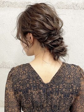 フォンズ(FONS) 大人可愛いお呼ばれアレンジ 後れ毛　まとめ髪 二次会結婚式ヘア