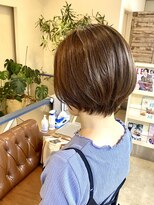 ヘアアンドメイクフリッシュ(HAIR&MAKE FRISCH) ショートボブ ホワイトグレージュ コンマヘア くすみブルー