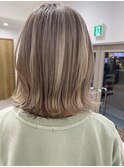 ミルクティーグレージュブリーチ2回ハイトーンカラーくびれボブ