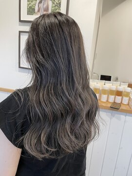 ジジ チーク 栃木(Gigi cheek) ・コントラストハイライト/グレージュ