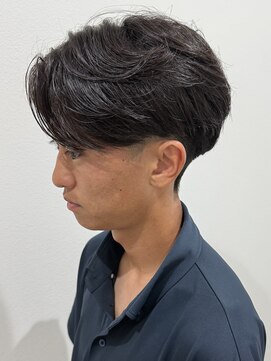 ヒュイル バイ ニアウ(Hwyl by Niau) メンズセンターパートパーマニュアンスパーマ刈り上げ