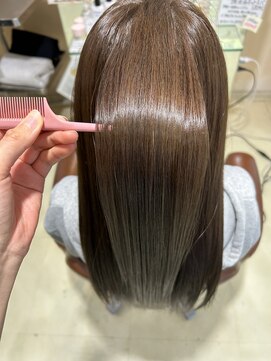 髪質改善カラー　アッシュブラウン　ツヤ髪スタイル