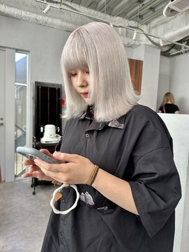 アット(at...) ホワイトカラー ボブヘア