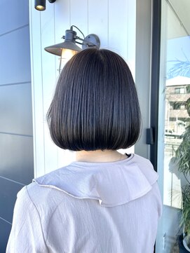 エミタス 柳通り(Emitas.) 暗めアッシュ×コンパクトボブ