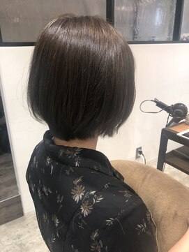 ビヨウシツ ポスタ ショートボブ×カーキグレージュ　正木ゆかり