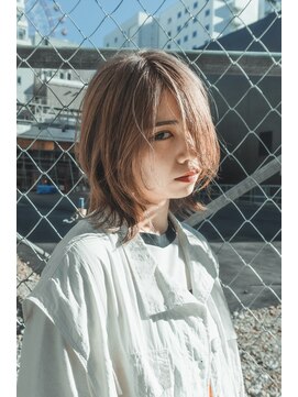 シカ(sica) ヌーディーベージュ顔まわりレイヤースタイル