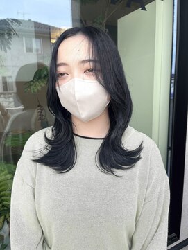 ジゼラ(GISELA) レイヤーカット くびれヘア 顔まわりレイヤー ブルーブラック