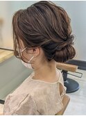 【上品アレンジ】低めシニヨン×後れ毛スタイルハイライトカラー