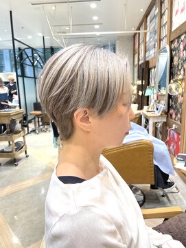 ザザ シンジュク(ZA/ZA shinjuku) ラフに決まる大人のシルバーグレージュショート