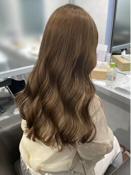リアン バイ キートス(Lien by kiitos)の写真/【西梅田駅/徒歩３分】トレンドカラーもお任せ。お客様の髪質を見極め、必ず似合う色味をご提案します。