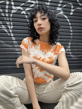 アデ オモテサンドウ(ade omotesando) 顔まわりから繋いだレイヤーで作るウルフヘアとニュアンスパーマ