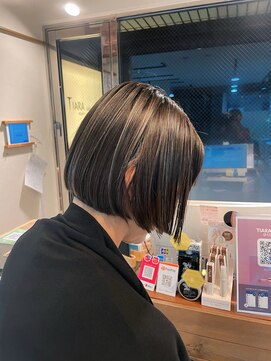 ティアラ 桜木町(TIARA) シルバーハイライトで白髪ぼかしミニボブ