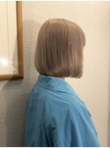 ハイトーンホワイトブロンドベージュ艶髪あごラインボブ