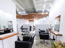 エナ 伊勢(eNA)の雰囲気（ゆったり過ごせる落ち着いたセット面）