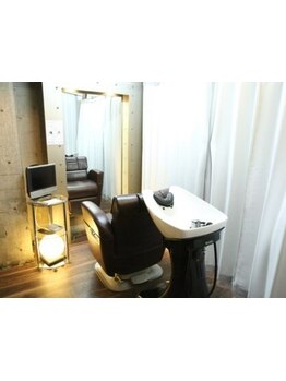 全2席半個室の隠れ家サロン。ゆったりとした時間が流れる上質空間であなただけの特別なサロンタイムを。